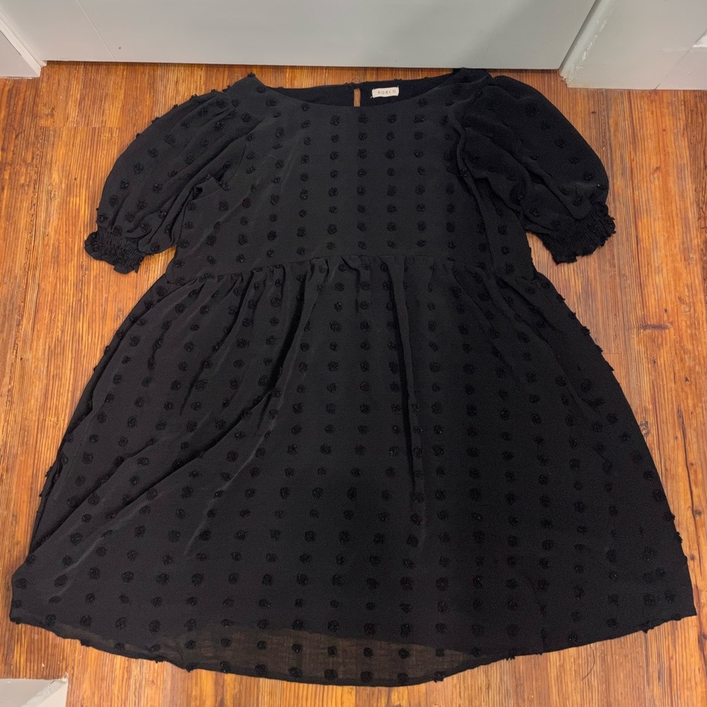 Short 3D Polka Dot Dress with Mid-Length Sleeves